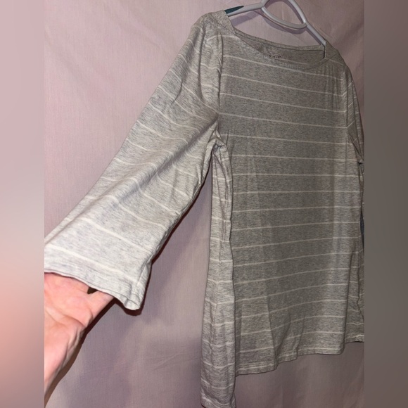 Elegant Gray Striped Long Sleeve Top - Picture 6 of 7